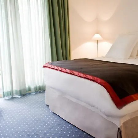 Mercure Centre Bompard La Corniche Hotel 4*
