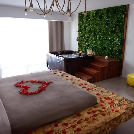Rooftop Luxe Verduron Jacuzzi Apartment *