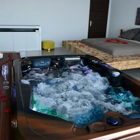 Rooftop Luxe Verduron Jacuzzi Apartment
