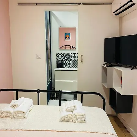 Lovely Studio Under The Roof -le Panier Apartment