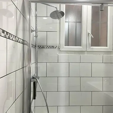 Le Triomphe Central, 8 Pax 3 * Marseille