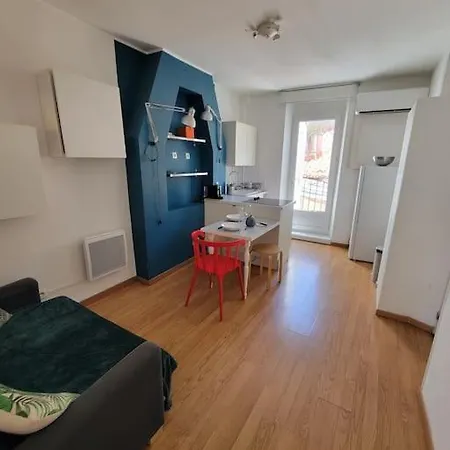 Air-conditioned With Bedroom And Balcony *