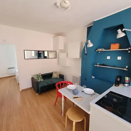 Air-conditioned With Bedroom And Balcony *