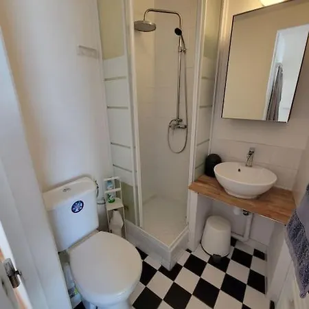 Air-conditioned With Bedroom And Balcony *