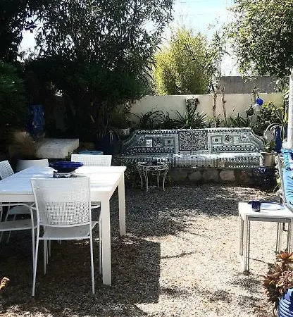 Maison Et Terrasse Dans Le Jardin Du Chateau De Gaillard