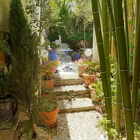 Maison Et Terrasse Dans Le Jardin Du Chateau De Gaillard *