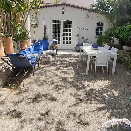 Maison Et Terrasse Dans Le Jardin Du Chateau De Gaillard