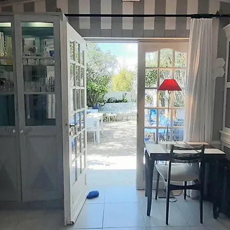 Maison Et Terrasse Dans Le Jardin Du Chateau De Gaillard Holiday home Marseille