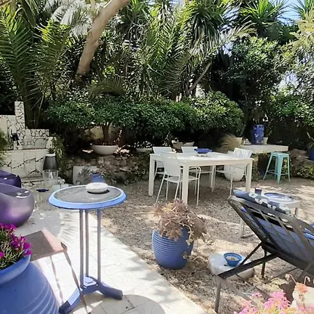 Maison Et Terrasse Dans Le Jardin Du Chateau De Gaillard * Marseille