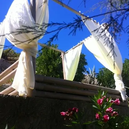 Maison Chaleureuse Au Coeur Des Calanques De + Jardin. Holiday home *
