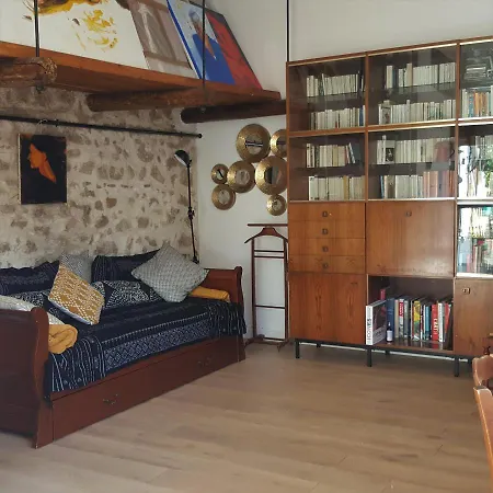 Little House With A Large Roof Garden In The Center Marsilya