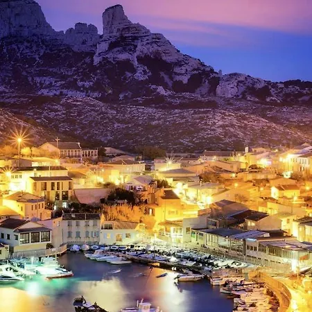 Holiday home Maison Chaleureuse Au Coeur Des Calanques De + Jardin. *