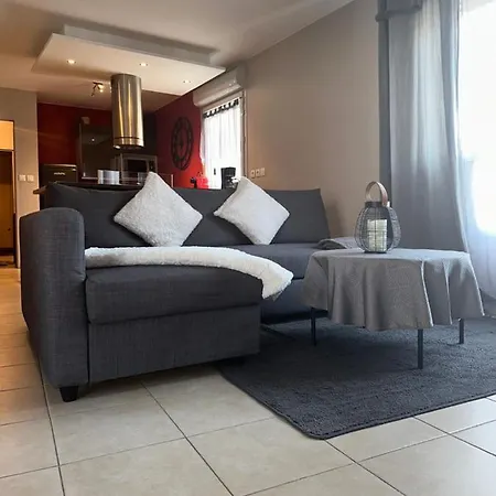 Apartament Superbe Equipe Avec Parking.