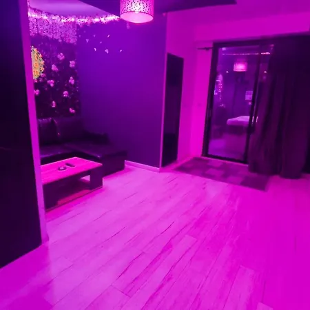 Avec Jacuzzi, Et Terrasse *