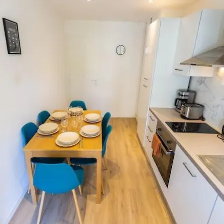 T5, 4 Chambres, St Charles/joliette Wifi, Terrasse Apartamento