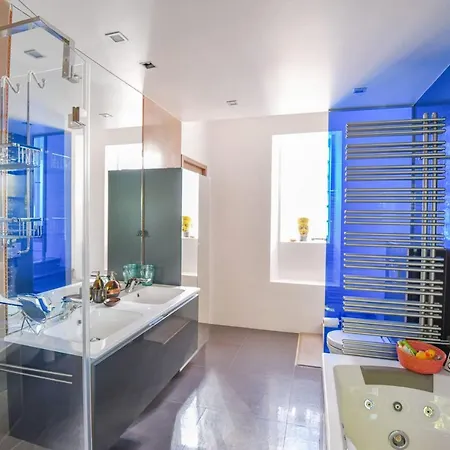 Notre-dame - Piscine Parking 4 * Marseille