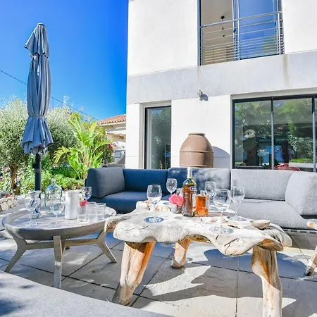 Notre-dame - Piscine Parking 4 *