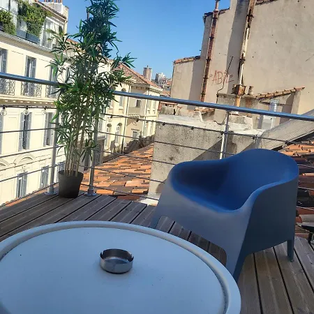 Avec Son Toit Terrasse, En Plein Coeur De