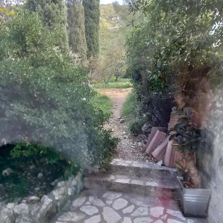 Petit Parmi Les Pins Et Les Cypres Apartment