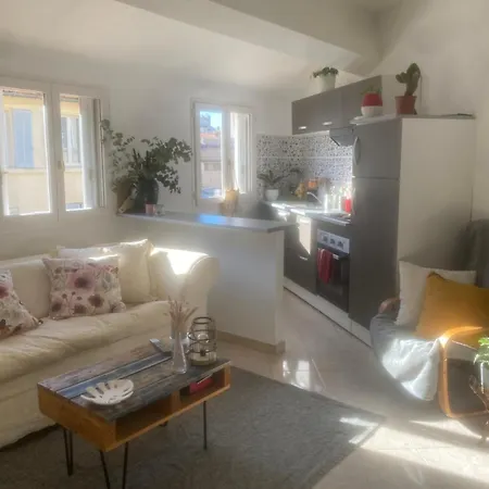 T2 Meuble Plaine/cours Julien Apartment