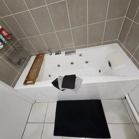 Apartment T3 Spacieux Et Paisible Avec Deux Places Parking Proche Vieux Port *