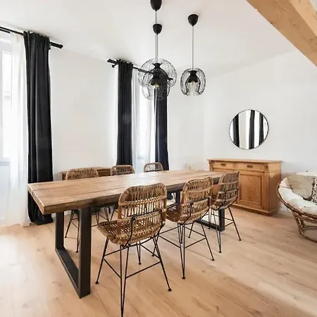 {st Fee Sur Les Toits} * Plein Centre * Clim Apartment *