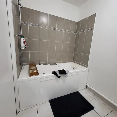 Apartment T3 Spacieux Et Paisible Avec Deux Places Parking Proche Vieux Port