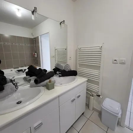 Apartment T3 Spacieux Et Paisible Avec Deux Places Parking Proche Vieux Port *