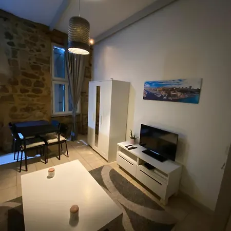 Apartment Centre Avec Climatisation Et Balcon