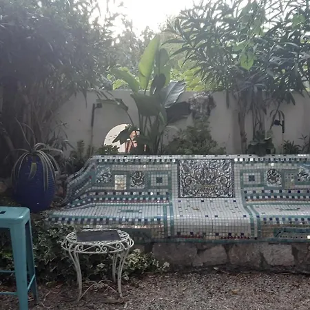 Maison Et Terrasse Dans Le Jardin Du Chateau De Gaillard * Marseille
