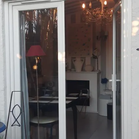 Maison Et Terrasse Dans Le Jardin Du Chateau De Gaillard