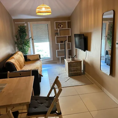 T2 Prado / Velodrome Apartment