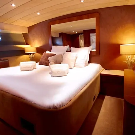 Yacht Idealement Situe Au Coeur Du Vieux-port 马赛