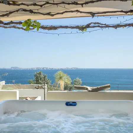 Les 3 Vue Piscine Guest house Marseille