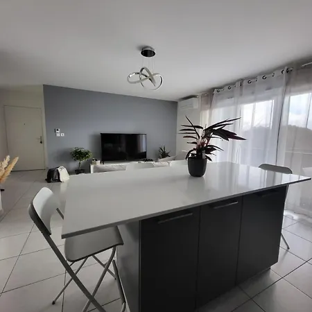 T3 Spacieux Et Paisible Avec Deux Places Parking Proche Vieux Port Apartment *