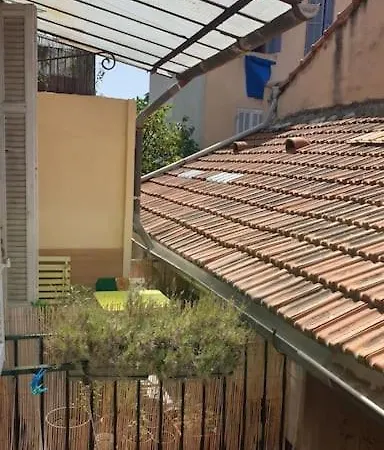 Mon Jardin Secret Marseillais Avec Terrasse Dans Le Quartier Cool Du Monde Appartement Marseilles