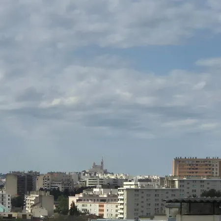 Massilia Calling Proche Metro Climatise Bien Decore Marselha