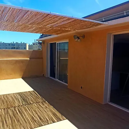Penthouse 2 Pieces Avec Terrasse Vue A 150 M De La *