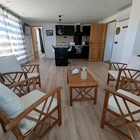 Penthouse 2 Pieces Avec Terrasse Vue A 150 M De La *