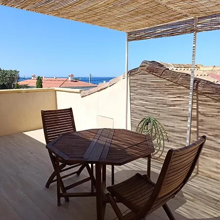 Apartment Penthouse 2 Pieces Avec Terrasse Vue A 150 M De La Marseille