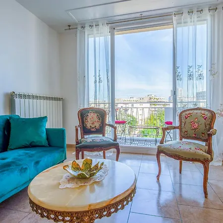 Bright Flat Close To The Apartment