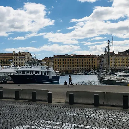 Joli Nid Douillet Au Vieux-port Marseille