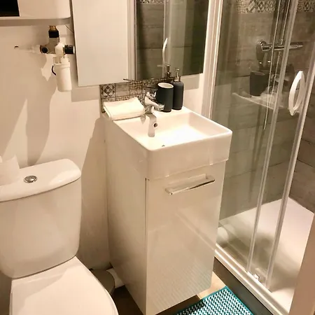 Joli Nid Douillet Au Vieux-port *