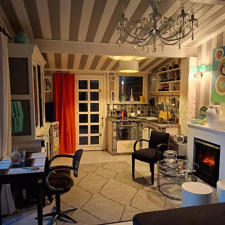 Maison Et Terrasse Dans Le Jardin Du Chateau De Gaillard Marseille