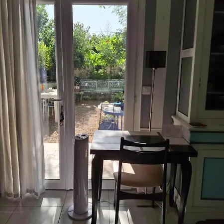 Maison Et Terrasse Dans Le Jardin Du Chateau De Gaillard Holiday home *