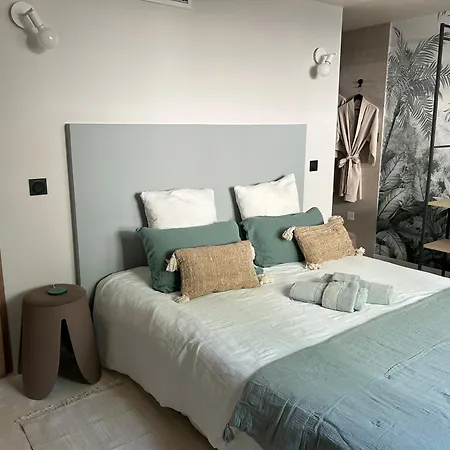 Maison Chaliot Hosts & Events Bed & Breakfast