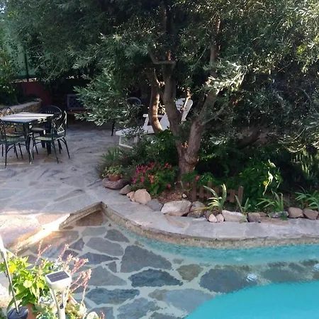 140 M2 Piscine Jardin 5 Personnes Et Un Bebe *