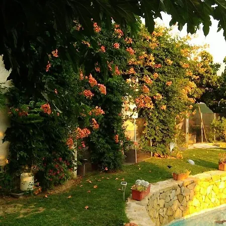 140 M2 Piscine Jardin 5 Personnes Et Un Bebe * Marseille