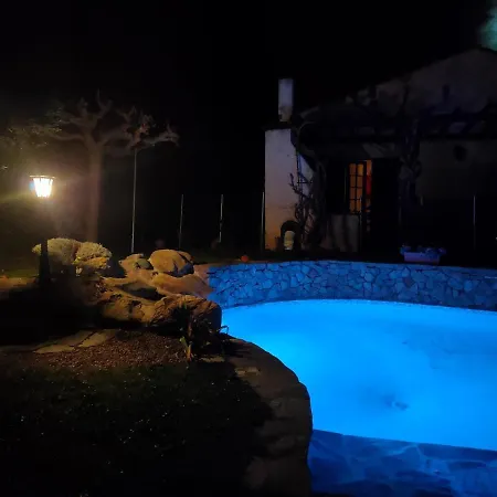 140 M2 Piscine Jardin 5 Personnes Et Un Bebe