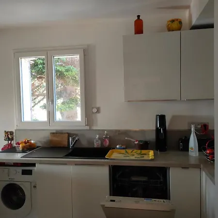 140 M2 Piscine Jardin 5 Personnes Et Un Bebe * Marseille